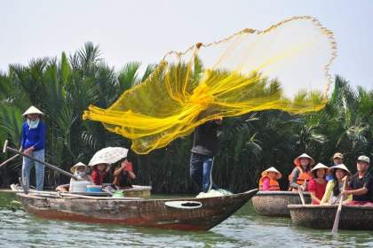 BASKET BOAT RIDE AND COOKING CLASS